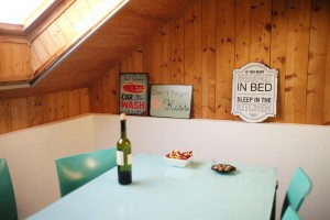 Salon de l'appartement en location avec les studios professionnel à the place